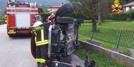 Due auto si scontrano ad Aviano e una si ribalta: un ferito