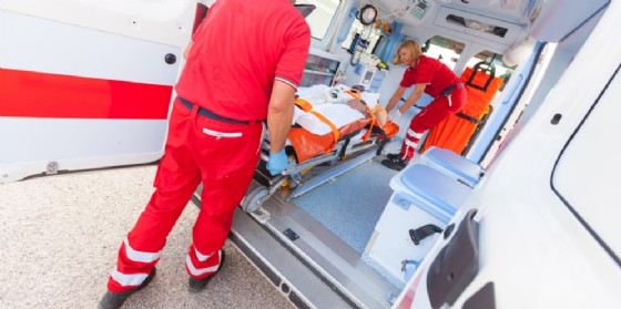 Operaio viene colpito da una lastra vetro: ricoverato in ospedale