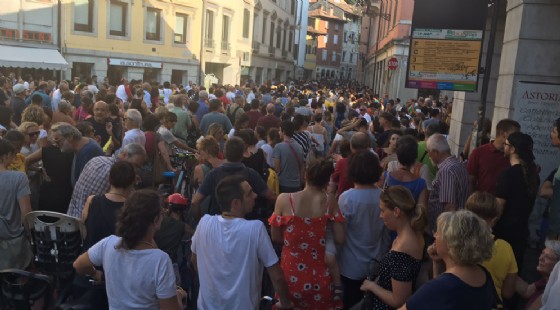 Folla in centro per dire no alla riapertura al traffico