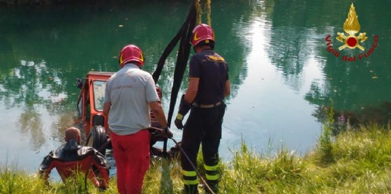 Fontanafredda, finisce nel fiume col trattore falciando l'erba