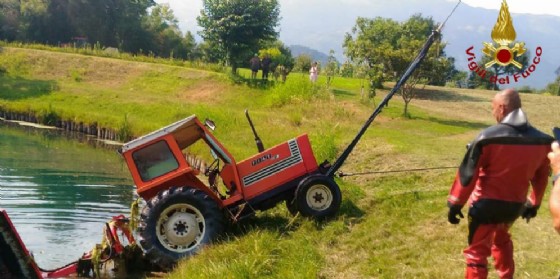 Fontanafredda, finisce nel fiume col trattore falciando l'erba