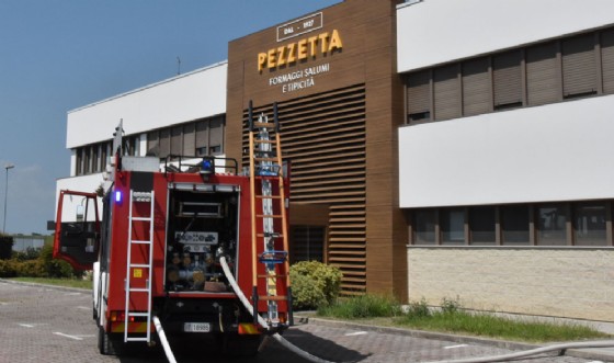 Incendio alla Pezzetta di Fagagna: al lavoro i vigili del fuoco