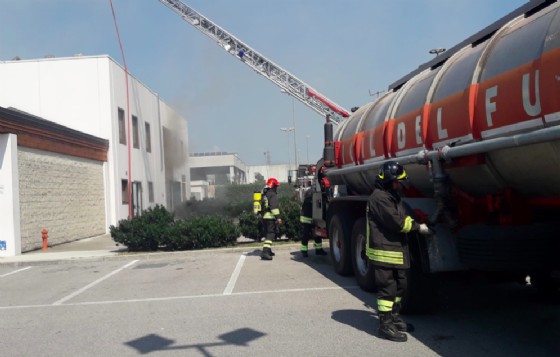 Incendio alla Pezzetta di Fagagna: al lavoro i vigili del fuoco