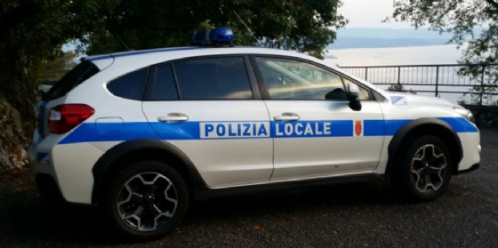 Blitz anti bivacco: la polizia locale sanziona quindici uomini