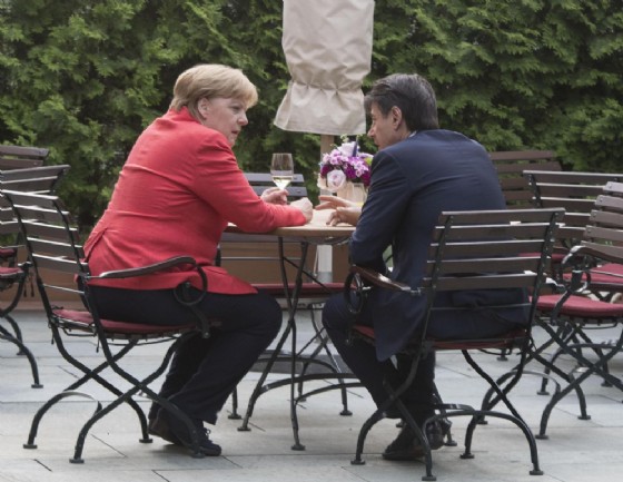 Giuseppe Conte con Angela Merkel al meetingi di Berlino. 18 giugno 2018