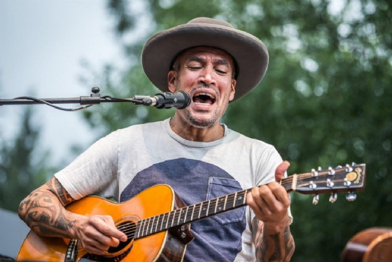 Ben Harper canta sotto la pioggia e incanta i 3.500 presenti ai laghi di Fusine