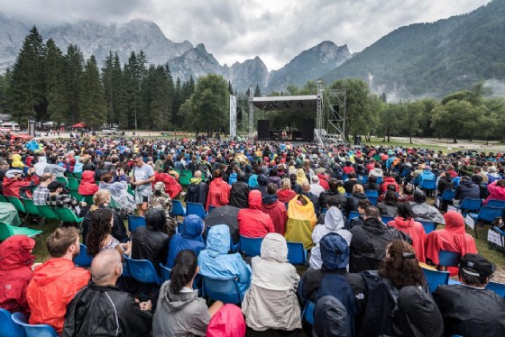 Ben Harper canta sotto la pioggia e incanta i 3.500 presenti ai laghi di Fusine