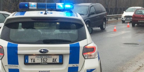 Rubano un furgone, minacciano i poliziotti e poi fuggono