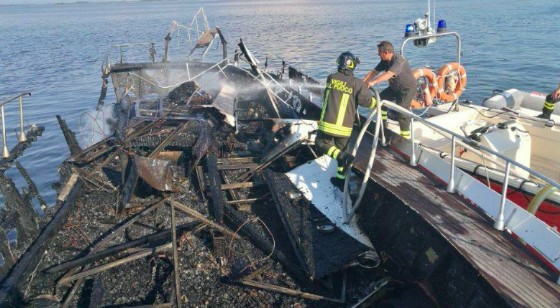 Yacht di dieci metri va a fuoco nella laguna di Grado