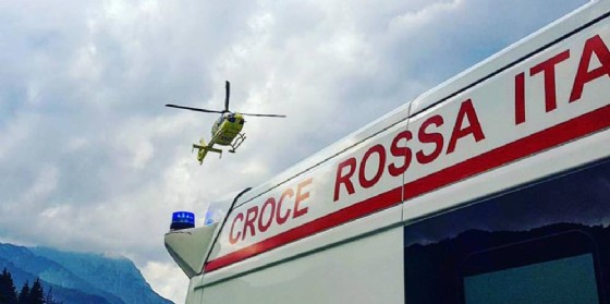 Incidente in bicicletta, finisce contro la portiera dell'auto: ricoverata