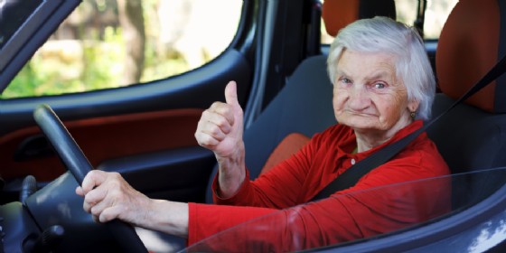 Anziana al volante