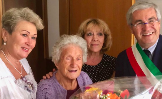 Maria Rosalia Carniello spegne 108 candeline. Grande festa con amici e parenti