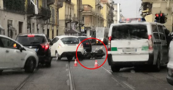 Auto e scooter si scontrano in via Monginevro, motociclista trasportato al Cto