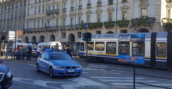 Incidente in piazza Castello, tram investe un ragazzo mentre attraversa la strada: portato al Cto