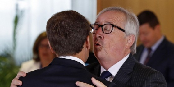 Il presidente della Commissione Ue Jean Claude Juncker abbraccia il presidente francese Emmanuel Macron