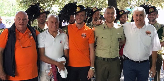 Il governatore insieme alla Fanfara dei bersaglieri presenti alla Pordenonepedala
