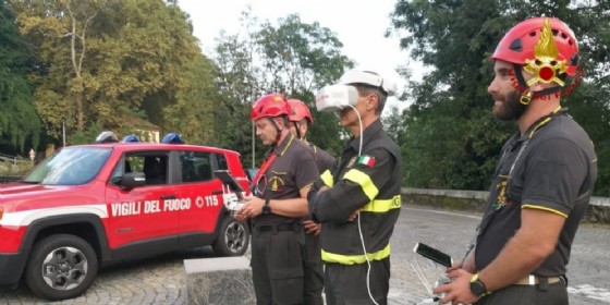 Gli uomini dei Vigili del Fuoco sul ponte della Maddalena impegnati nelle ricerche di Filippo Roveran