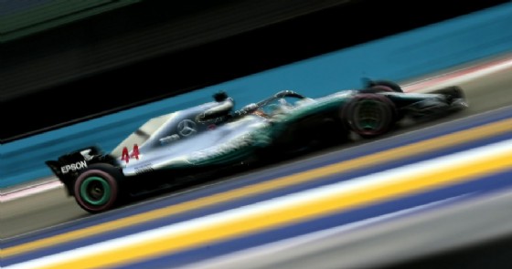 Lewis Hamilton in azione nel circuito di Marina Bay
