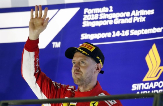 Sebastian Vettel saluta dal podio di Singapore