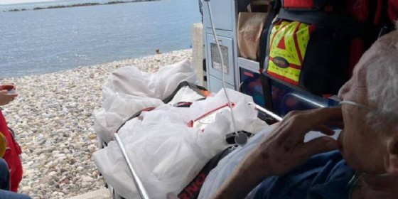 Pensionato di Ivrea vuole vedere il mare per l'ultima volta a Marina di Carrara