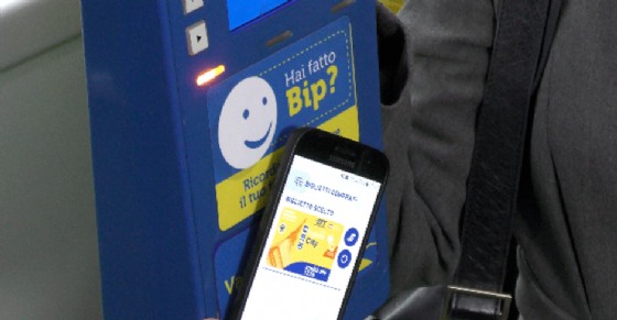 Lo smartphone vicino all'obliteratrice