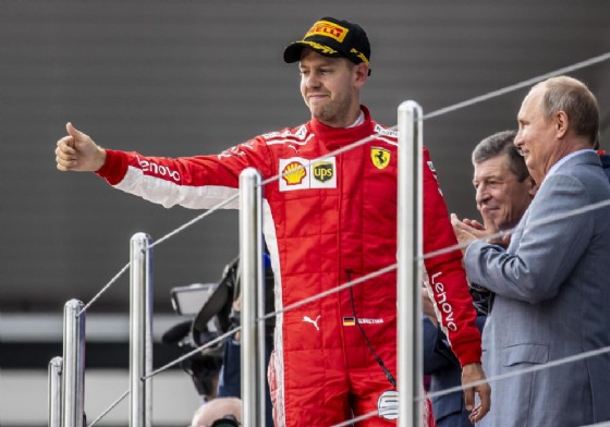 Sebastian Vettel sul podio di Sochi