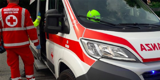 Un 40enne fa un volo di 3 metri in giardino e finisce in stato di incoscienza