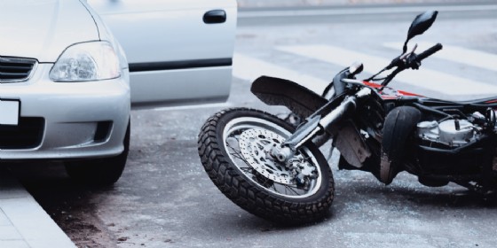Scontro auto e moto - Immagine di repertorio