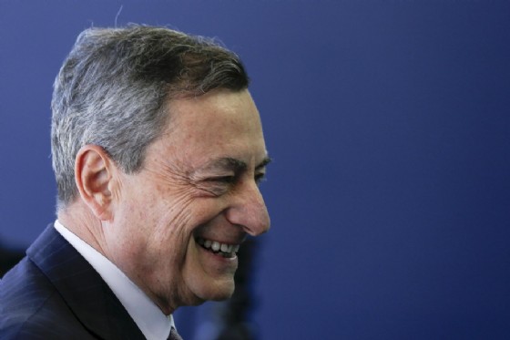 Draghi difende l'indipendenza della BCE dalla politica Draghi difende l'indipendenza della BCE dalla politica