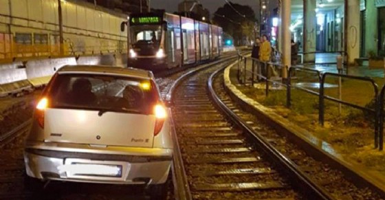 Auto «parcheggiata» sui binari del 4: il tram non può passare