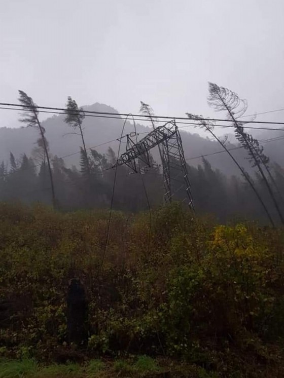 Spezzato un traliccio a Forni di Sotto