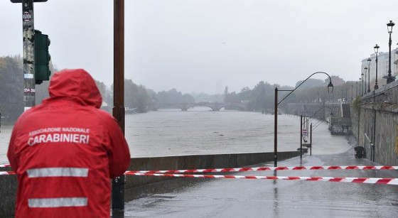 Il Po esce dagli argini a Torino