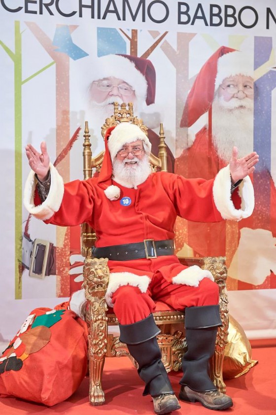 A.A.A. aiutante di Babbo Natale cercasi: «2.000 euro netti per 11 giorni di lavoro»
