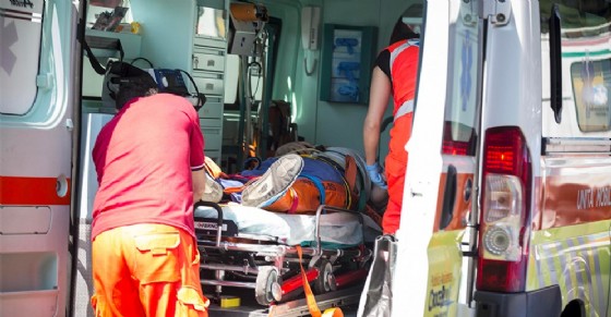 Dramma a Collegno, donna si getta dal quarto piano e si schianta su un'auto: morta (immagine archivio)
