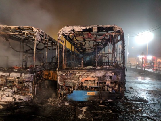 Incendio nella notte, a fuoco 7 bus Gtt: indagano i carabinieri