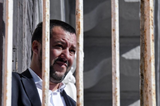 Matteo Salvini da un balcone della Prefettura a Napoli