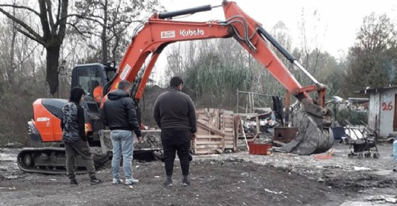 Ruspe in via Germagnano: la Municipale abbatte le baracche abusive del campo rom