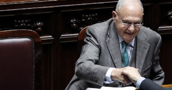 Savona vuole dimettersi: Savona vuole dimettersi: