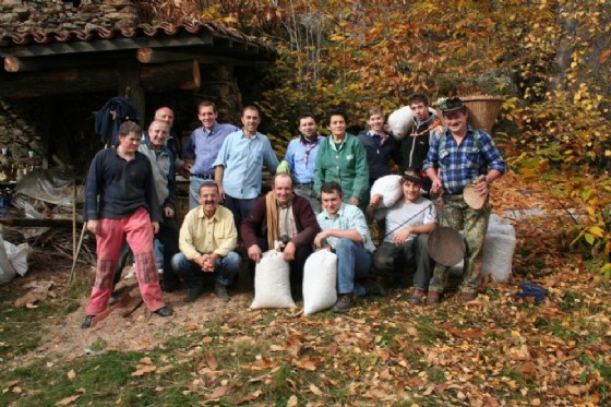 Gli abitanti di Bagneri, battitura castagne