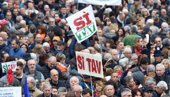 I partecipanti alla manifestazione Sì Tav in Piazza Castello a Torino