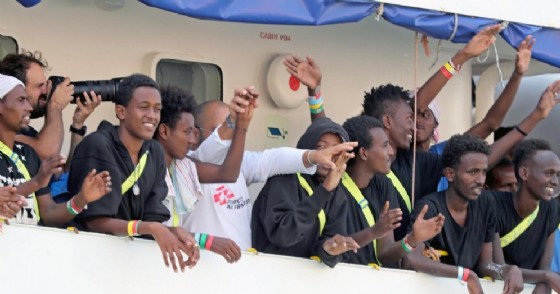 I migranti a bordo della nave Aquarius delle ong Msf e Sos Mediterranée