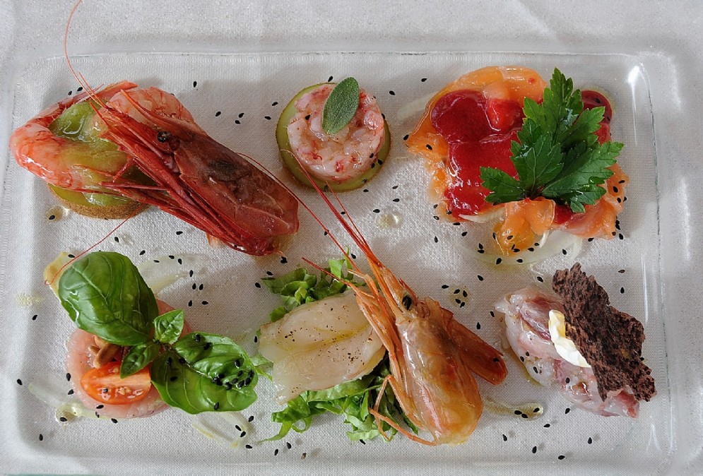 Tavolozza di crudo di mare con i suoi accompagnamenti