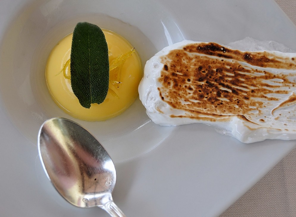 Cremoso al limone, acqua di salvia e meringa bruciata