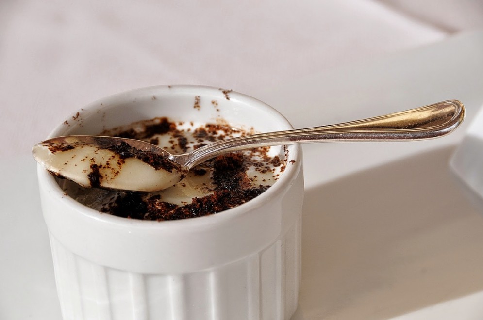 Crema calda di cavolfiore con polvere di caffè e olio nuovo