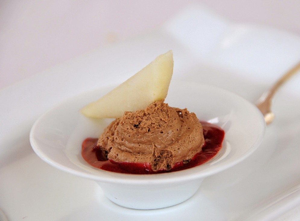 Mousse al cioccolato, pera e succo di frutti rossi