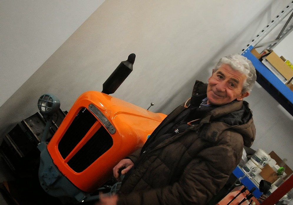 Clerico con il vecchio trattore Lamborghini
