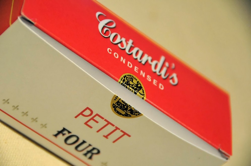 La piccola pasticceria, servita anch'essa in contenitore personalizzato