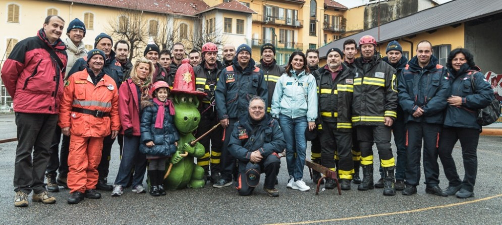 Nella foto volontari e vigili del fuoco durante la festa della «Banca del giocattolo»