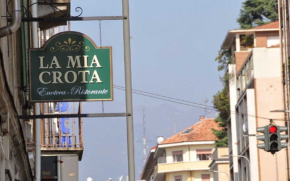 L'insegna del locale in Via Torino