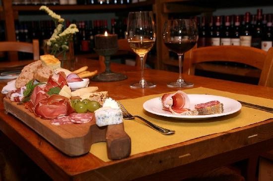 Una pausa pranzo di qualità ai tavoli dell'enoteca